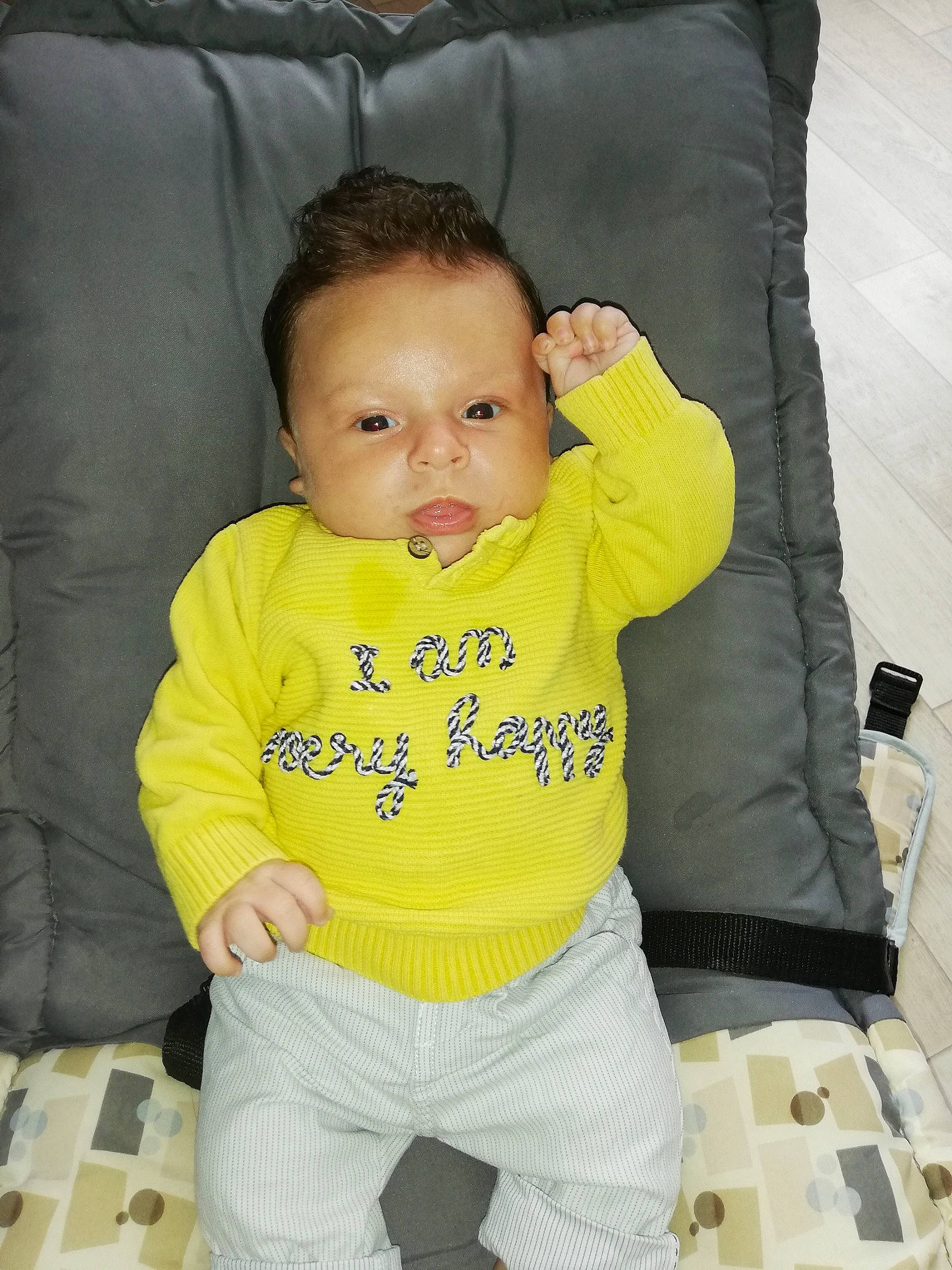 Lyzio a rejoint le concours — aidez-le/la à gagner de superbes lots ! baby, baby_products, baby_toddler_clothing, cheek, child, forehead, outerwear, person, product, sitting, skin, smile, t_shirt, toddler, yellow
