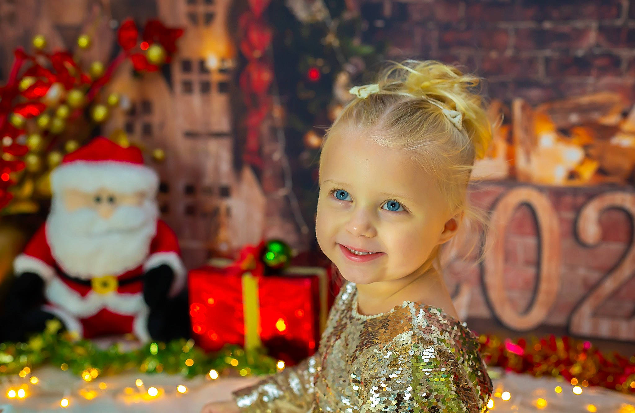 Lyna participe au concours pour gagner de l'argent avec cette photo : child, christmas, christmas_decoration, christmas_eve, christmas_lights, christmas_ornament, event, fashion_accessory, fun, happy, holiday, interior_design, joy, light, lighting, ornament, person, smile, toddler, toy