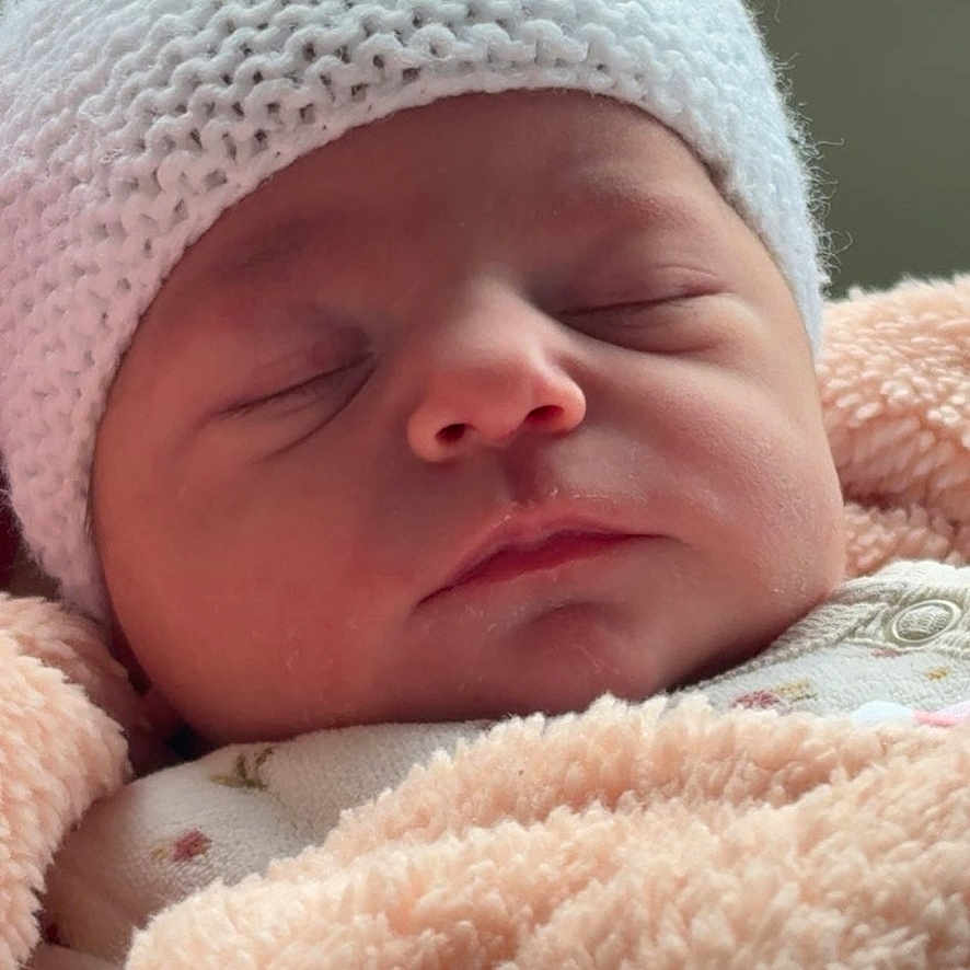 Tina participe au concours pour gagner de l'argent avec cette photo : baby, blanket, child, closeup, cozy, cute, face, hat, indoors, infant, knitted_hat, newborn, peaceful, portrait, rest, sleep, sleeping, soft, toddler, warm