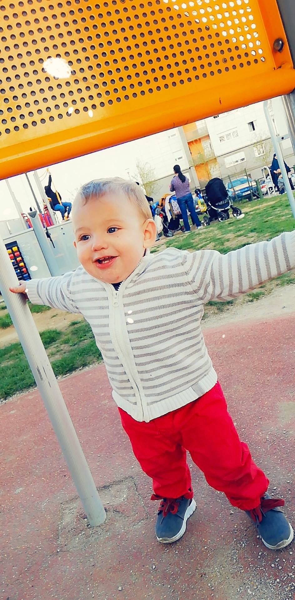 Noha a rejoint le concours — aidez-le/la à gagner de superbes lots ! baby, child, joy, leisure, outerwear, person, play, smile, standing, toddler