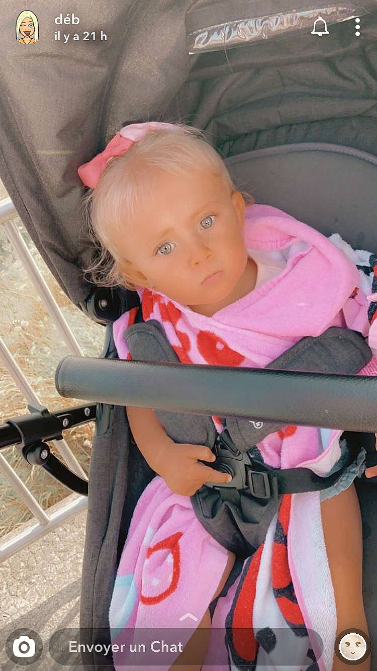 Mila participe au concours pour gagner de l'argent avec cette photo : baby, baby_carriage, baby_products, car_seat, child, person, pink, product, toddler