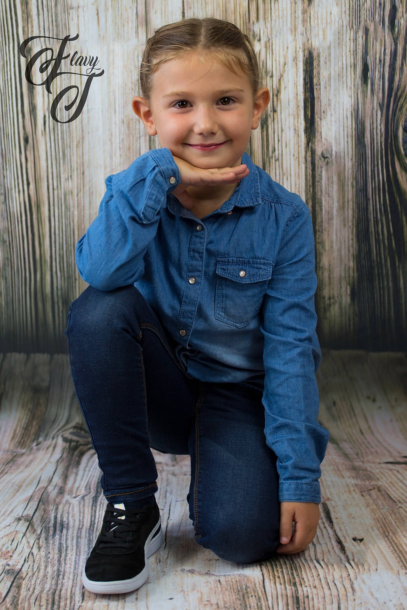 Enola a rejoint le concours — aidez-le/la à gagner de superbes lots ! clothing, collar, cool, denim, dress_shirt, eye, face, flash_photography, hair, happy, head, human_body, jeans, joy, outerwear, person, skin, sleeve, smile, t_shirt