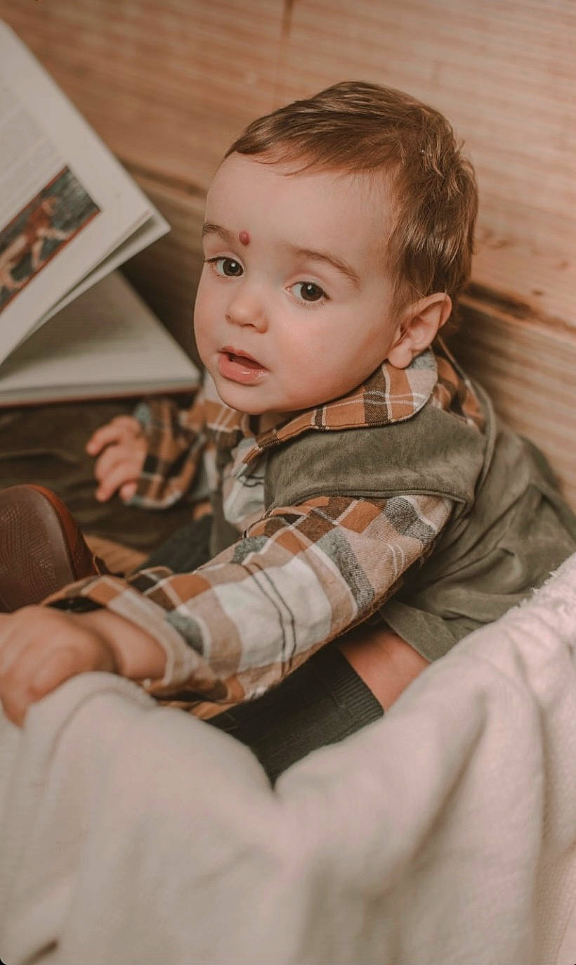 Jean a rejoint le concours — aidez-le/la à gagner de superbes lots ! baby, baby_toddler_clothing, cheek, child, comfort, design, eye, facial_expression, flooring, fun, glasses, head, linens, pattern, person, plaid, room, sitting, sleeve, toddler