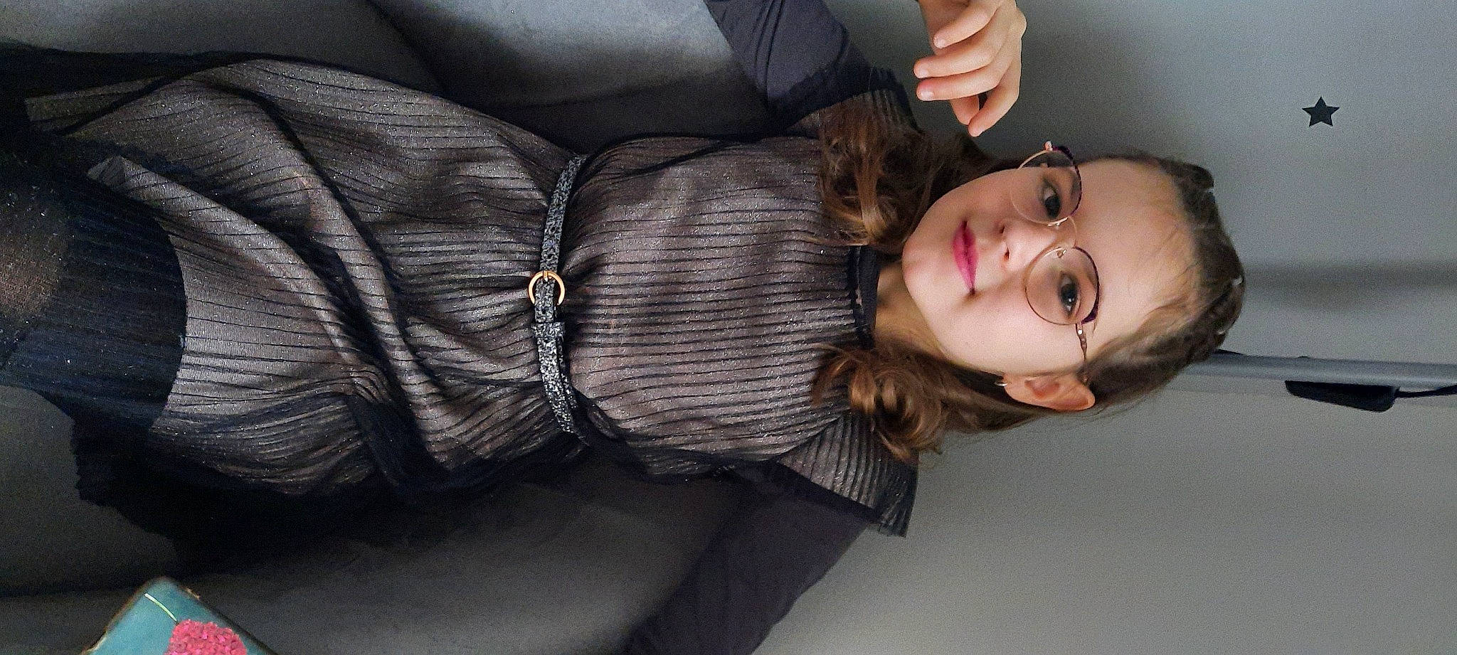 Ninon a rejoint le concours — aidez-le/la à gagner de superbes lots ! arm, black_hair, comfort, eyelash, eyewear, face, gesture, hair, hand, head, joint, joy, leg, lip, long_hair, mouth, neck, nose, person, shoulder