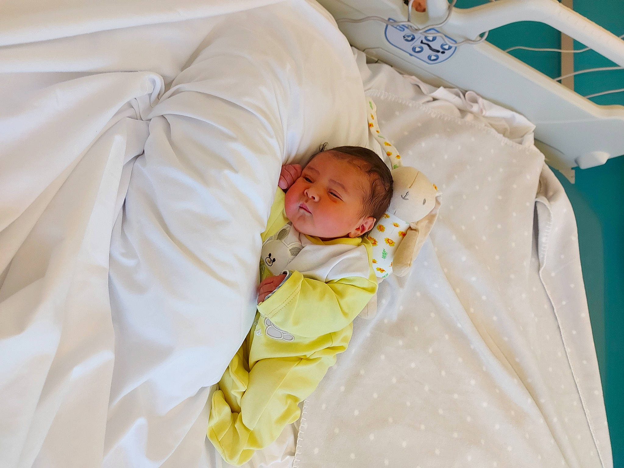 Rayan a rejoint le concours — aidez-le/la à gagner de superbes lots ! baby, baby_products, baby_safety, baby_sleeping, bed, bedding, bedtime, child, comfort, event, hospital, hospital_bed, infant_bed, linens, medical, medical_equipment, person, pillow, room, textile