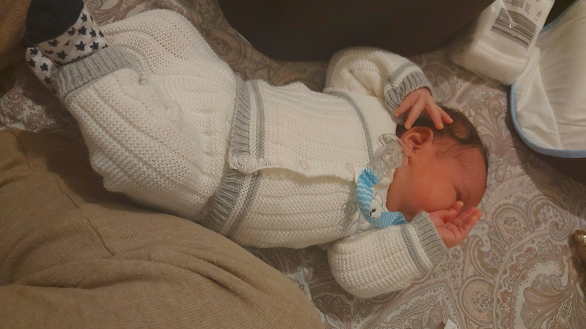 Rayan participe au concours pour gagner de l'argent avec cette photo : abdomen, baby, baby_products, baby_toddler_clothing, bedtime, child, comfort, elbow, eye, finger, hand, head, human_body, kitchen_appliance, linens, mouth, person, room, skin, textile