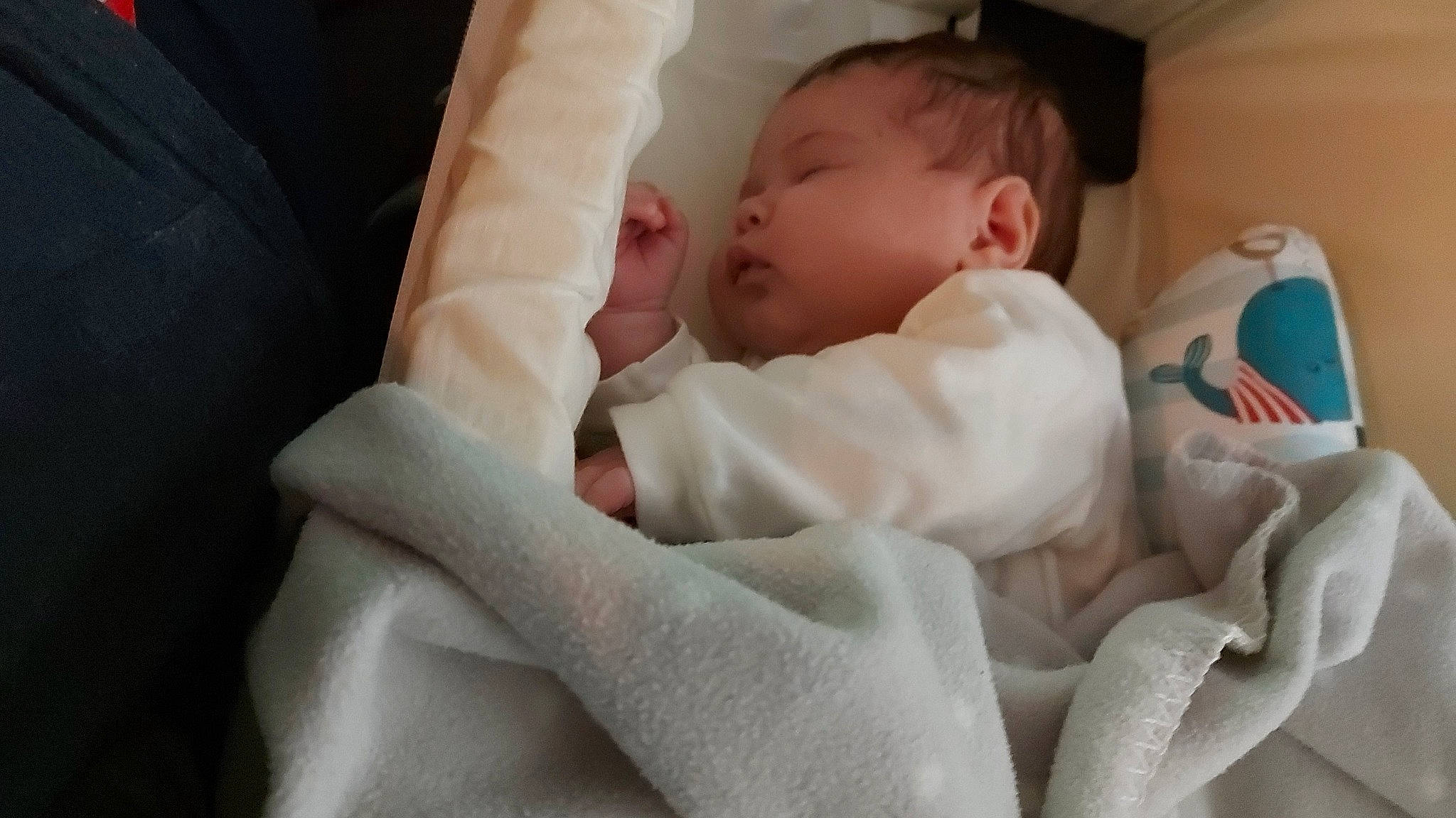 Rayan participe au concours pour gagner de l'argent avec cette photo : baby, baby_products, baby_safety, baby_sleeping, baby_toddler_clothing, bed, bedding, bedtime, cheek, child, comfort, gesture, human_leg, infant_bed, linens, mouth, nap, nose, person, thumb