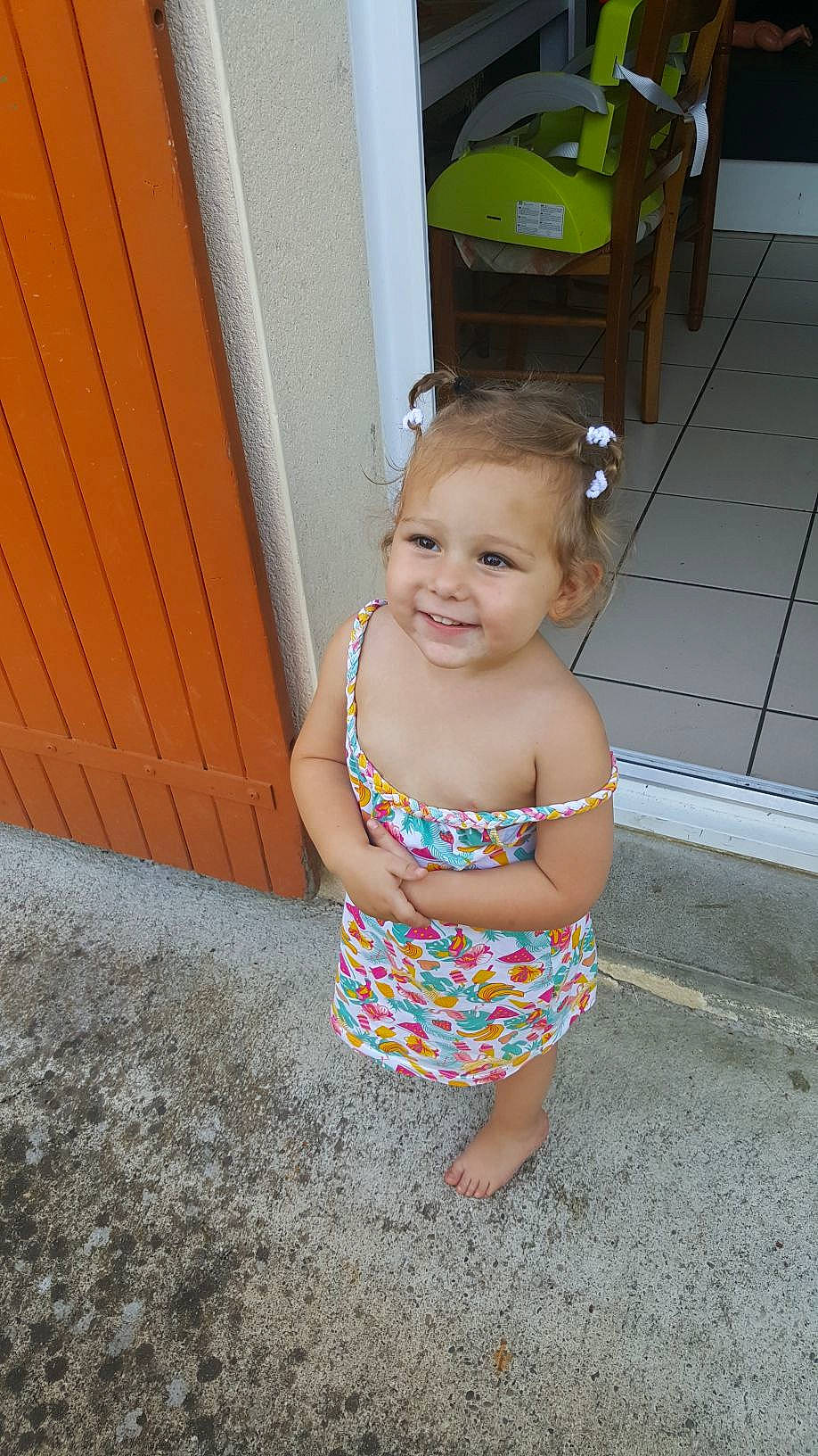 Shanelle a rejoint le concours — aidez-le/la à gagner de superbes lots ! baby, child, dress, fawn, fun, joy, person, skin, smile, standing, summer, toddler, vacation