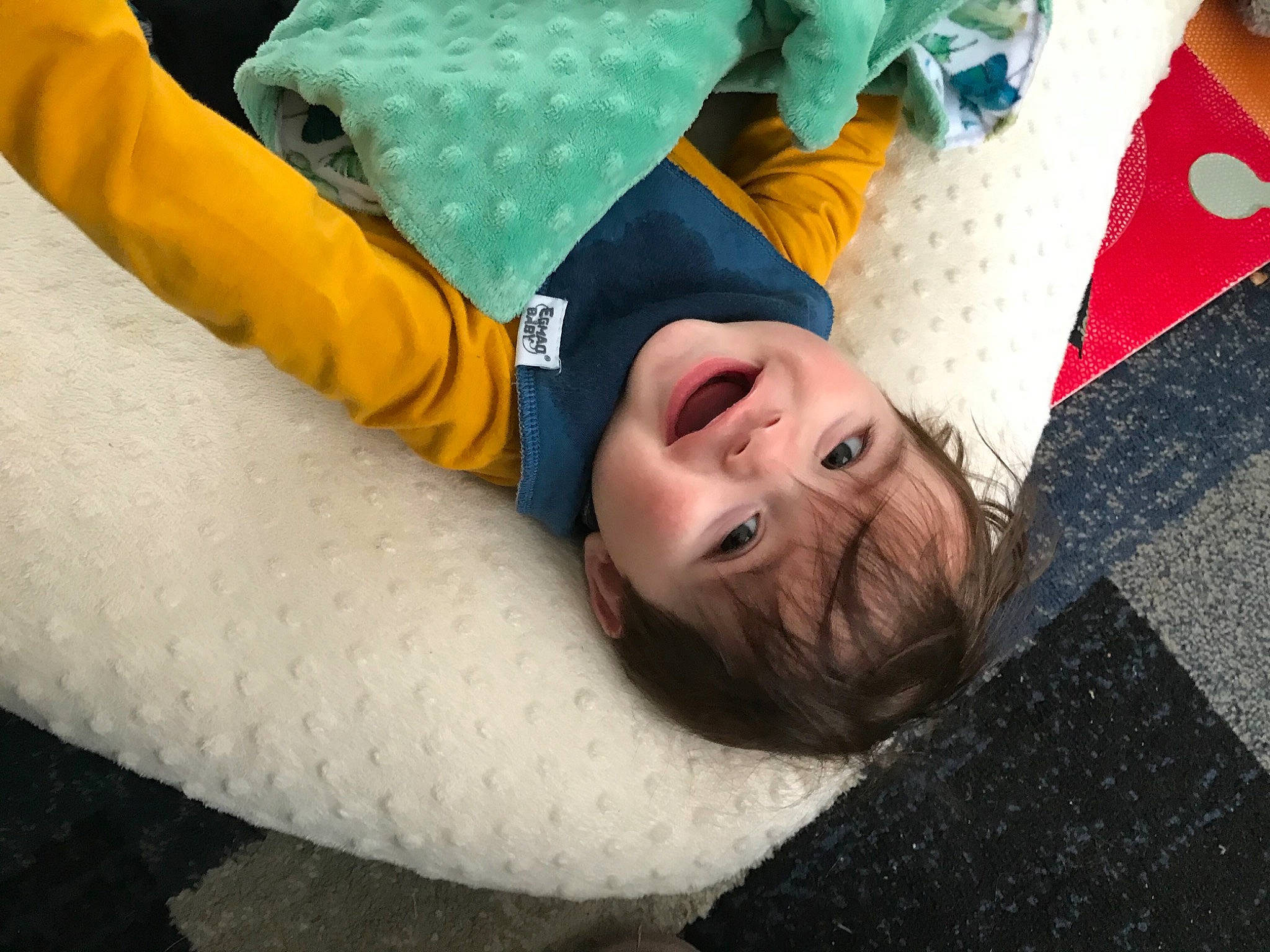 Jackson a rejoint le concours — aidez-le/la à gagner de superbes lots ! blue, comfort, daytime, eye, finger, floor, flooring, fun, grass, green, hairstyle, head, human, natural_environment, people, person, product, room, sitting, vertebrate