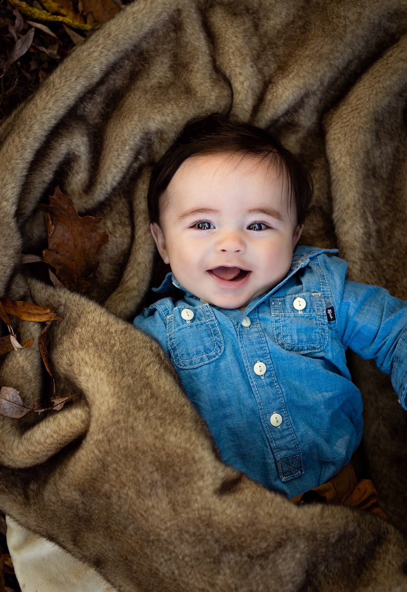 Jackson participe au concours pour gagner de l'argent avec cette photo : blue, brown, cheek, clothing, eye, face, finger, fun, grass, green, hair, head, human, joy, lip, people, person, product, sitting, smile