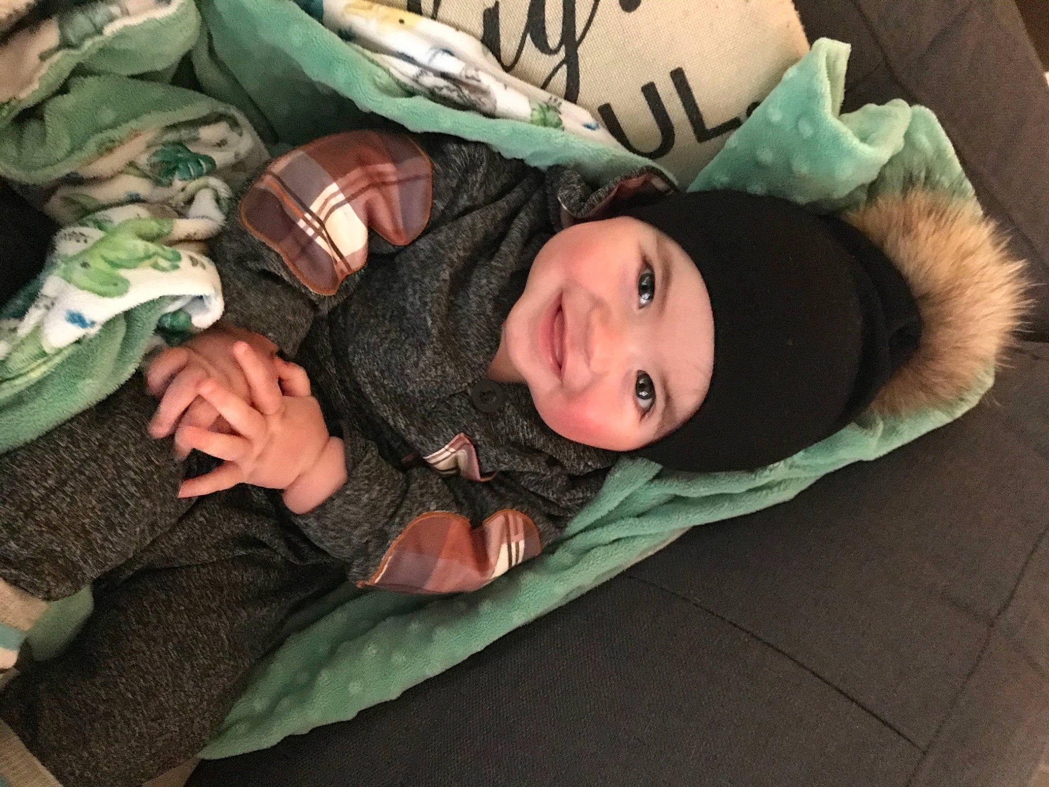 Jackson a rejoint le concours — aidez-le/la à gagner de superbes lots ! brown, comfort, ear, headwear, joy, mouth, nose, person, smile, toddler