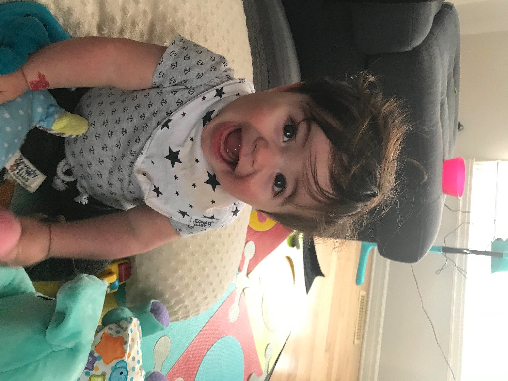 Jackson a rejoint le concours — aidez-le/la à gagner de superbes lots ! baby_toddler_clothing, black_hair, cool, mouth, nose, person, polka_dot, selfie, surprise, throat