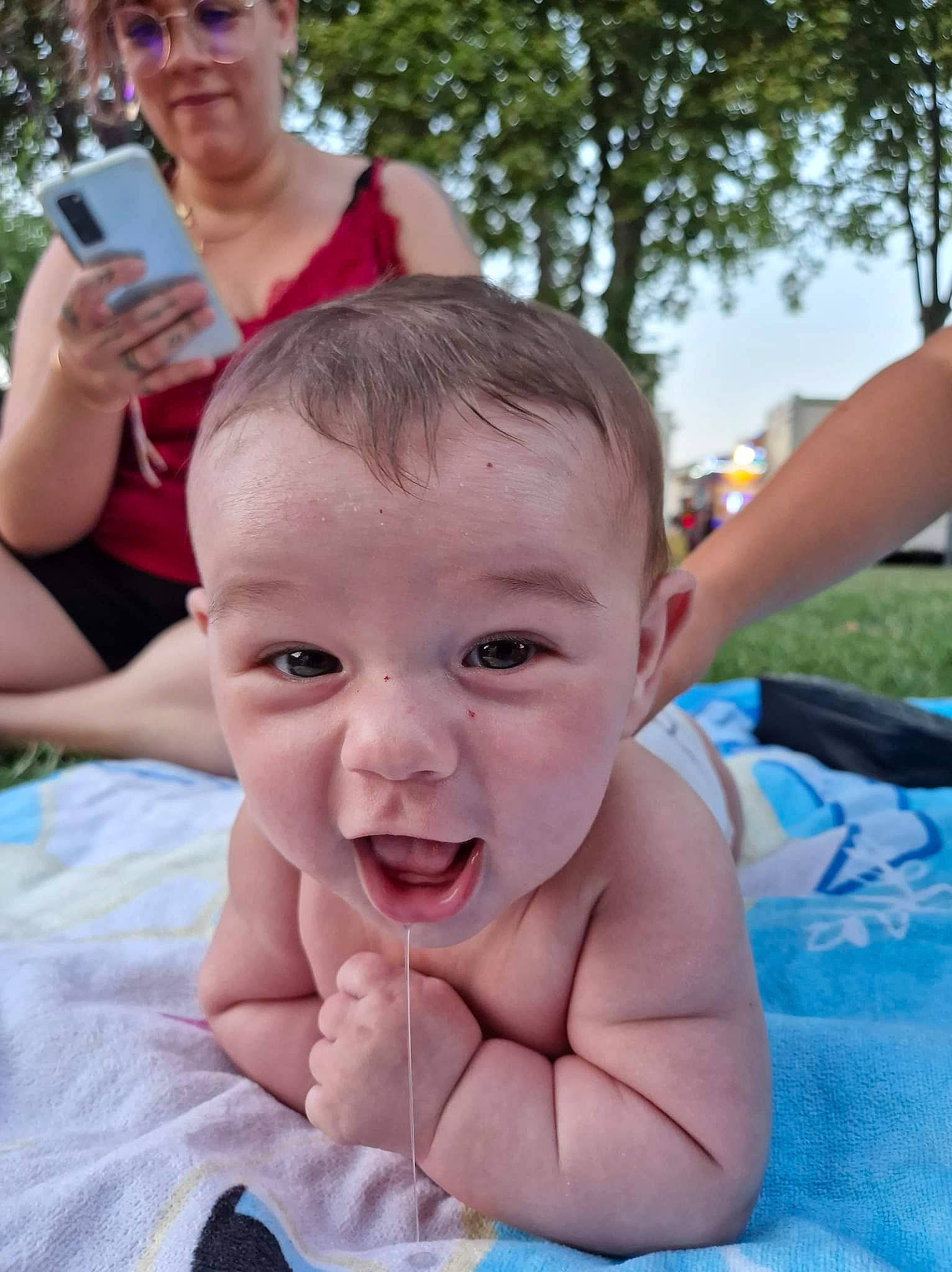 Adrian a rejoint le concours — aidez-le/la à gagner de superbes lots ! baby, barechested, chest, child, event, facial_expression, finger, fun, gesture, grass, happy, joy, leisure, muscle, necklace, person, recreation, sitting, skin, smile