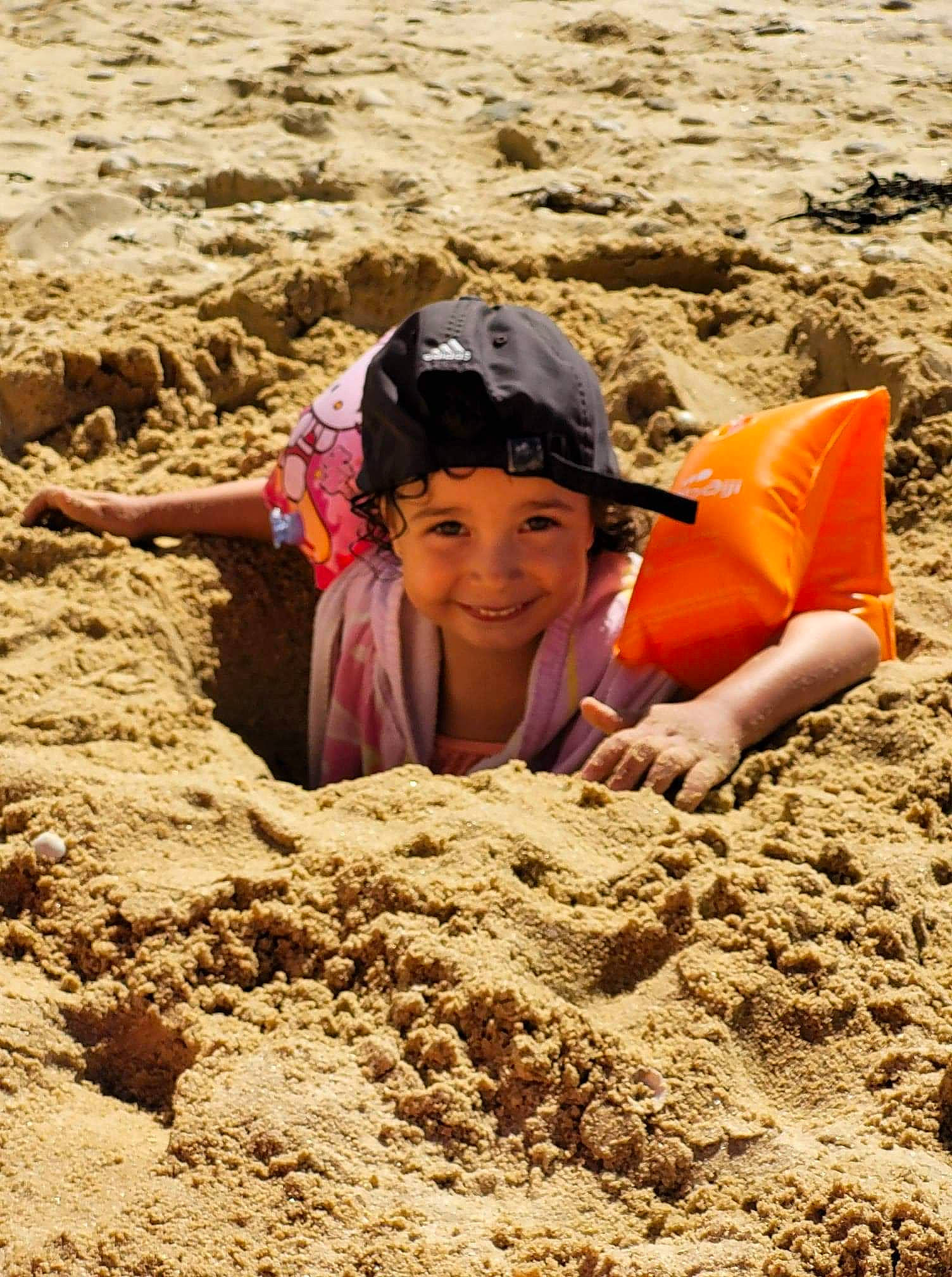 énola a rejoint le concours — aidez-le/la à gagner de superbes lots ! baseball_cap, beach, building_sand_castles, cap, fun, geology, glasses, happy, hat, headwear, joy, landscape, outdoor_recreation, people_in_nature, person, recreation, rock, smile, soil, sunglasses