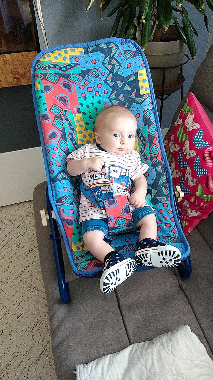 Amaury a rejoint le concours — aidez-le/la à gagner de superbes lots ! baby, baby_carriage, baby_products, baby_toddler_clothing, car_seat, chair, child, comfort, lap, linens, pattern, person, personal_protective_equipment, pillow, room, sitting, sock, t_shirt, throw_pillow, toddler