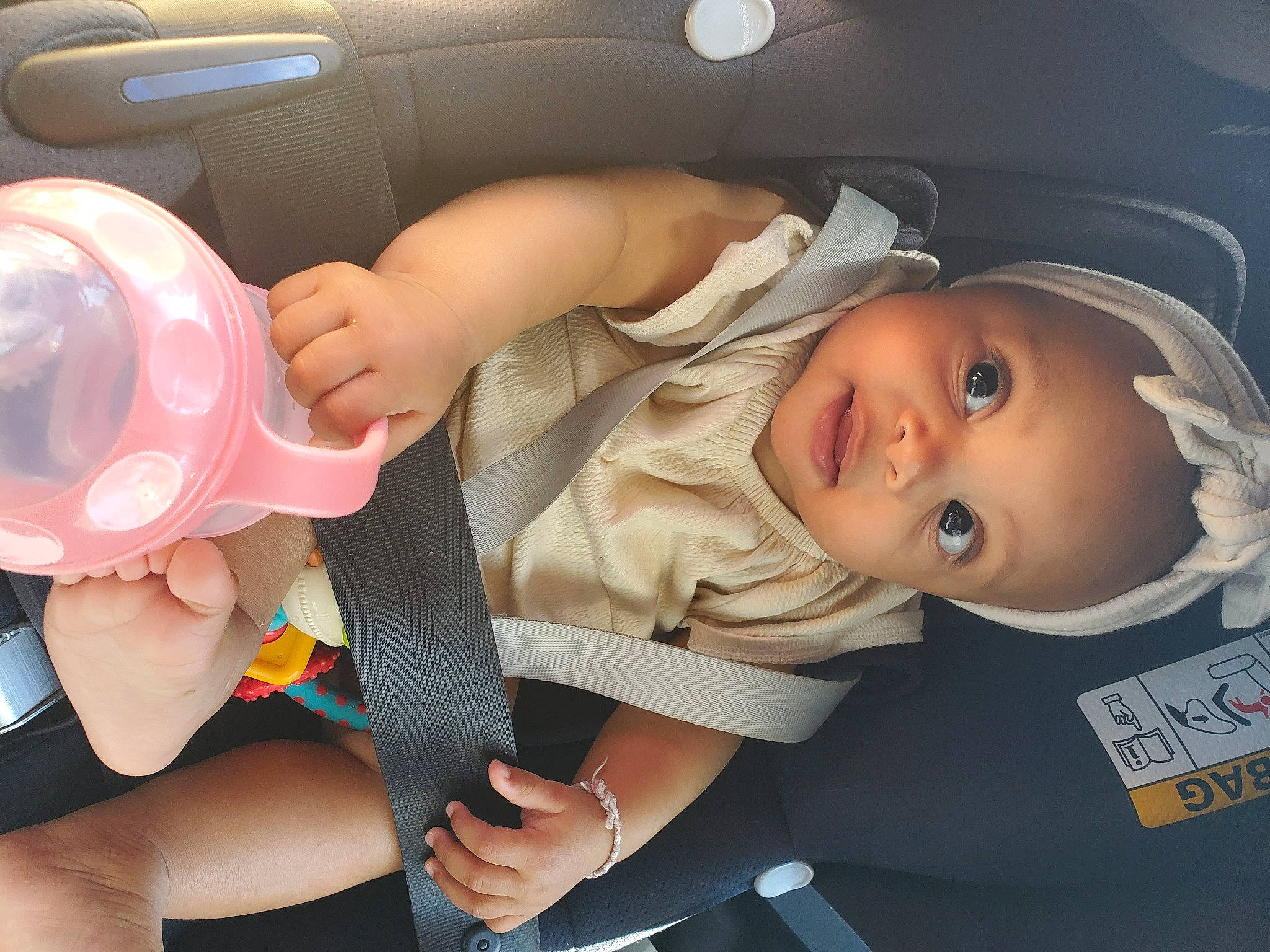 Siana a rejoint le concours — aidez-le/la à gagner de superbes lots ! auto_part, automotive_design, baby, baby_in_car_seat, baby_products, baby_toddler_clothing, car_seat, child, comfort, family_car, finger, fun, hand, mouth, nail, person, seat_belt, skin, thumb, toddler