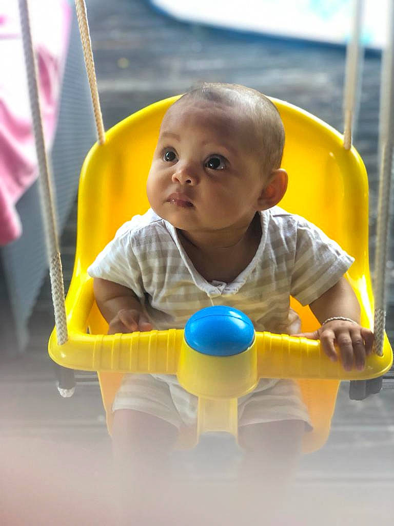 Siana participe au concours pour gagner de l'argent avec cette photo : baby, baby_playing_with_toys, baby_products, baby_toddler_clothing, baby_toys, child, city, facial_expression, flag, fun, grass, happy, leisure, person, play, recreation, sitting, t_shirt, toddler, toy