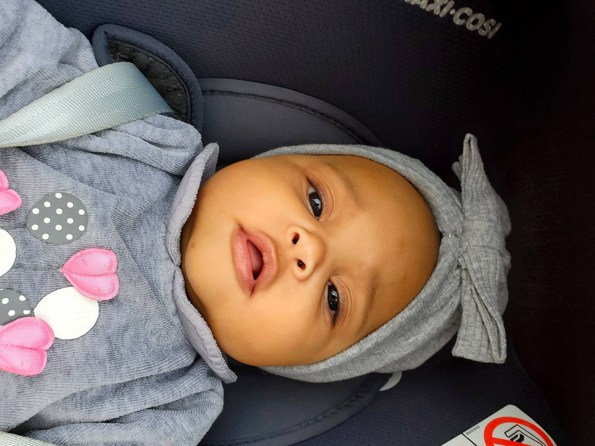 Siana participe au concours pour gagner de l'argent avec cette photo : baby, baby_products, baby_toddler_clothing, cap, car_seat, cheek, child, comfort, eyelash, hat, headgear, iris, lip, nose, pattern, person, skin, sleeve, smile, toddler