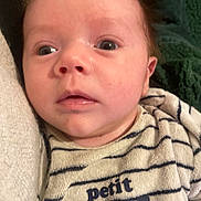 Malo a rejoint le concours — aidez-le/la à gagner de superbes lots ! baby, blanket, child, close_up, clothing, comfort, cozy, curious, cute, expression, eyes, face, heart, indoor, infant, portrait, soft, striped, text, young