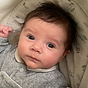 Malo a rejoint le concours — aidez-le/la à gagner de superbes lots ! baby, infant, face, eyes, clothing, blanket, cushion, hand, person, portrait, cozy, cute, indoors, soft, young, sleepwear, expression, newborn, skin, hair