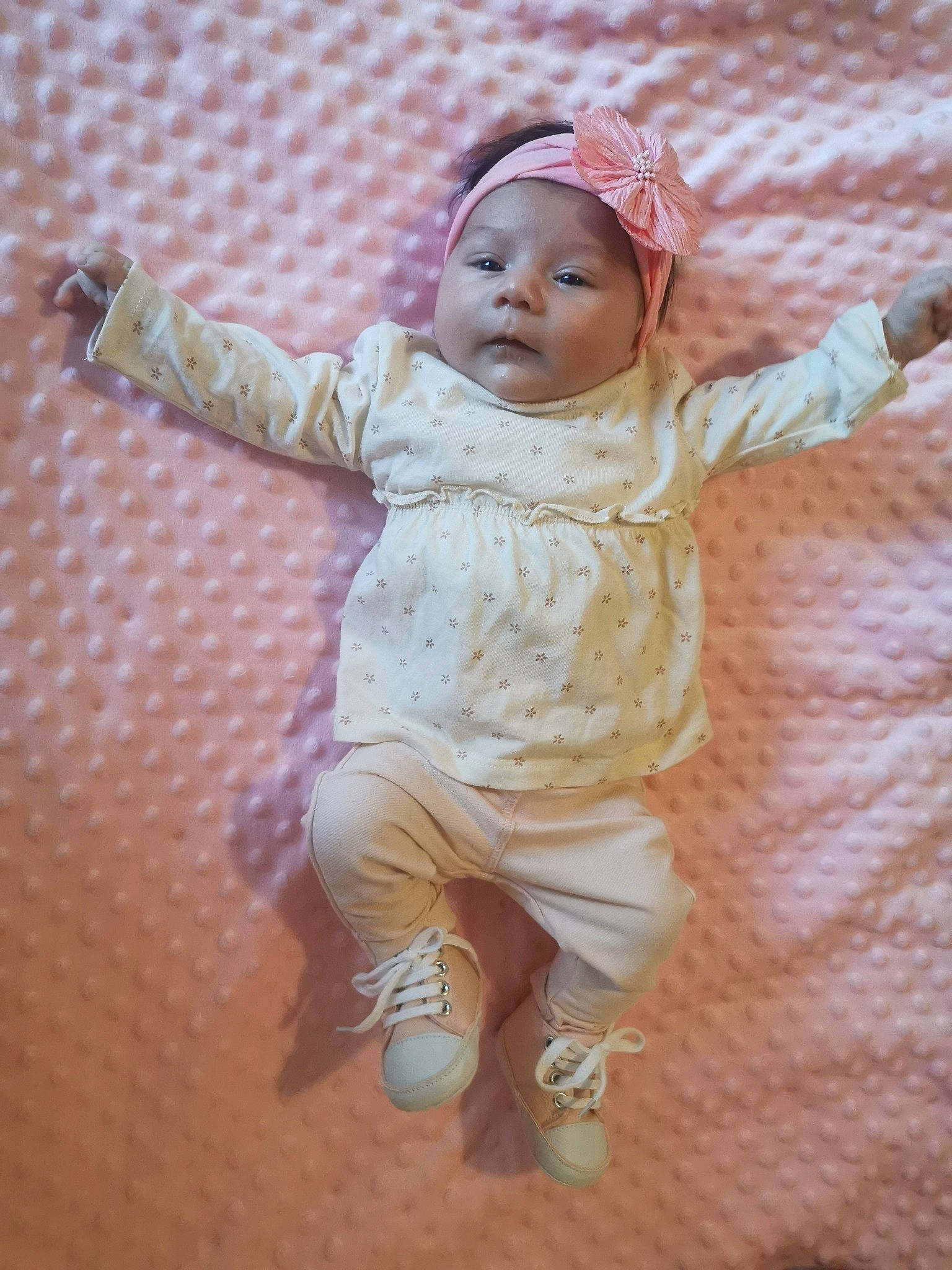 Zenta a rejoint le concours — aidez-le/la à gagner de superbes lots ! baby, baby_toddler_clothing, cheek, child, foot, headband, headwear, mouth, nose, person, pink, skin, toddler