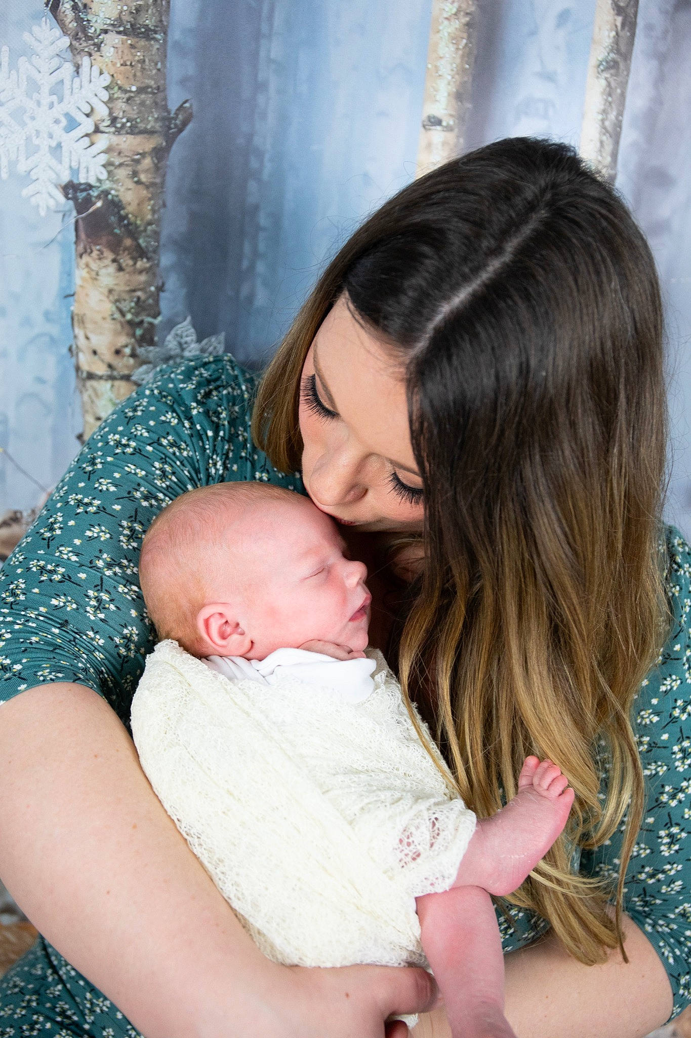 Judith participe au concours pour gagner de l'argent avec cette photo : abdomen, baby, cheek, child, comfort, event, eye, fun, gesture, grass, happy, hug, jewellery, leisure, love, people_in_nature, person, sitting, skin, toddler