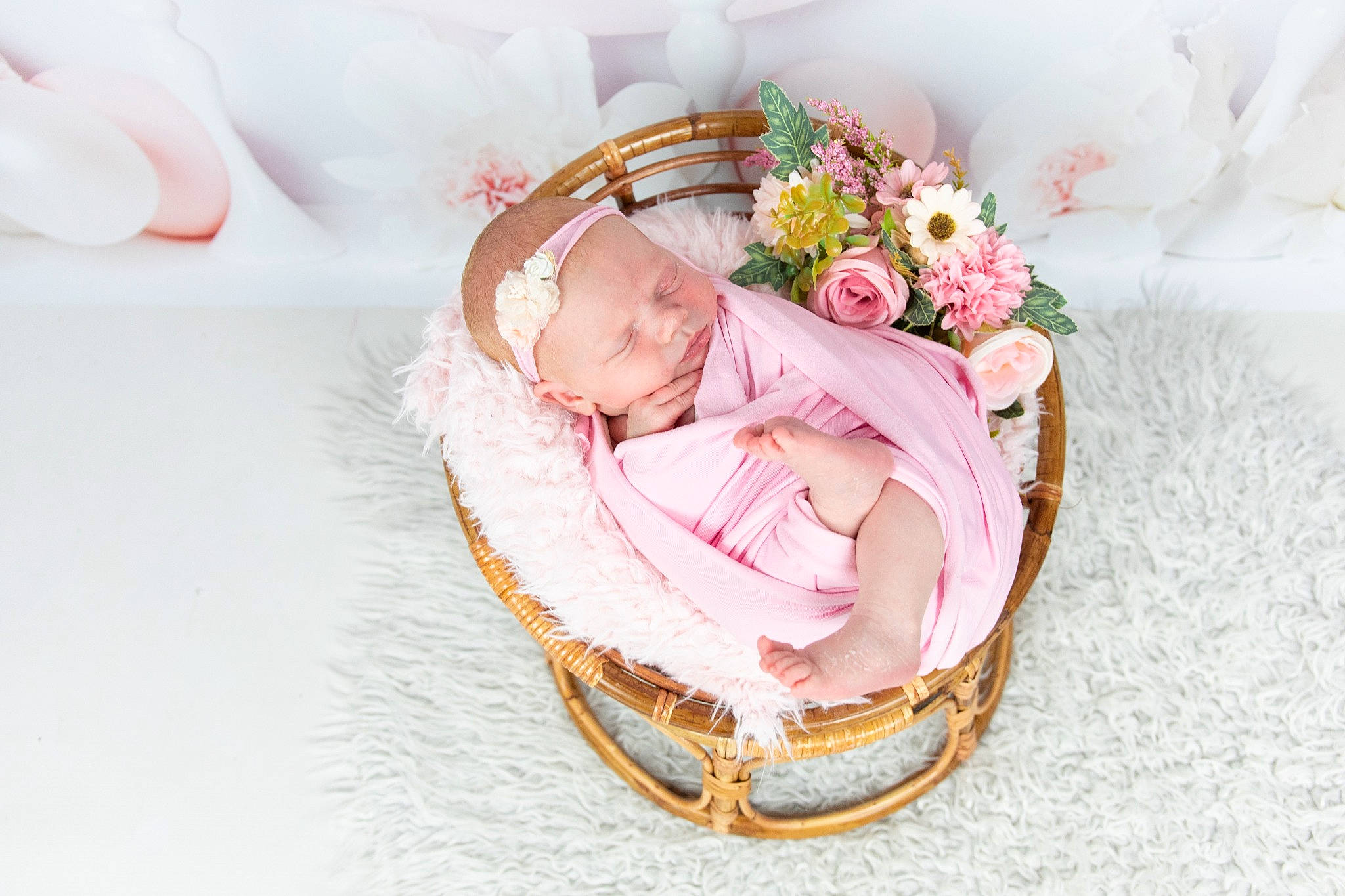Judith participe au concours pour gagner de l'argent avec cette photo : arm, baby, baby_sleeping, baby_toddler_clothing, basket, comfort, dress, embellishment, event, flower, head, headband, headgear, headpiece, peach, person, petal, pink, sweetness, toddler