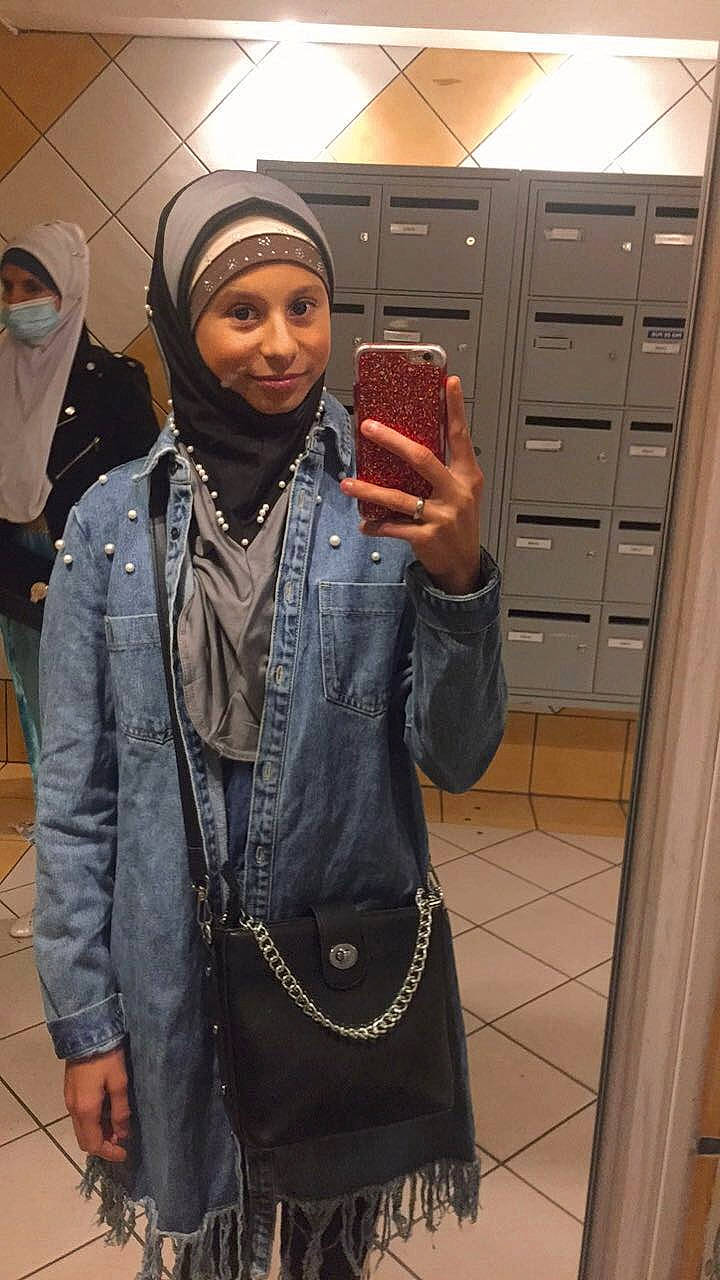 Cheima participe au concours pour gagner de l'argent avec cette photo : bag, blazer, cabinetry, collar, cool, denim, drawer, eyewear, fashion_design, gesture, hairstyle, headwear, joint, joy, luggage_and_bags, person, shoulder, sleeve, smile, standing