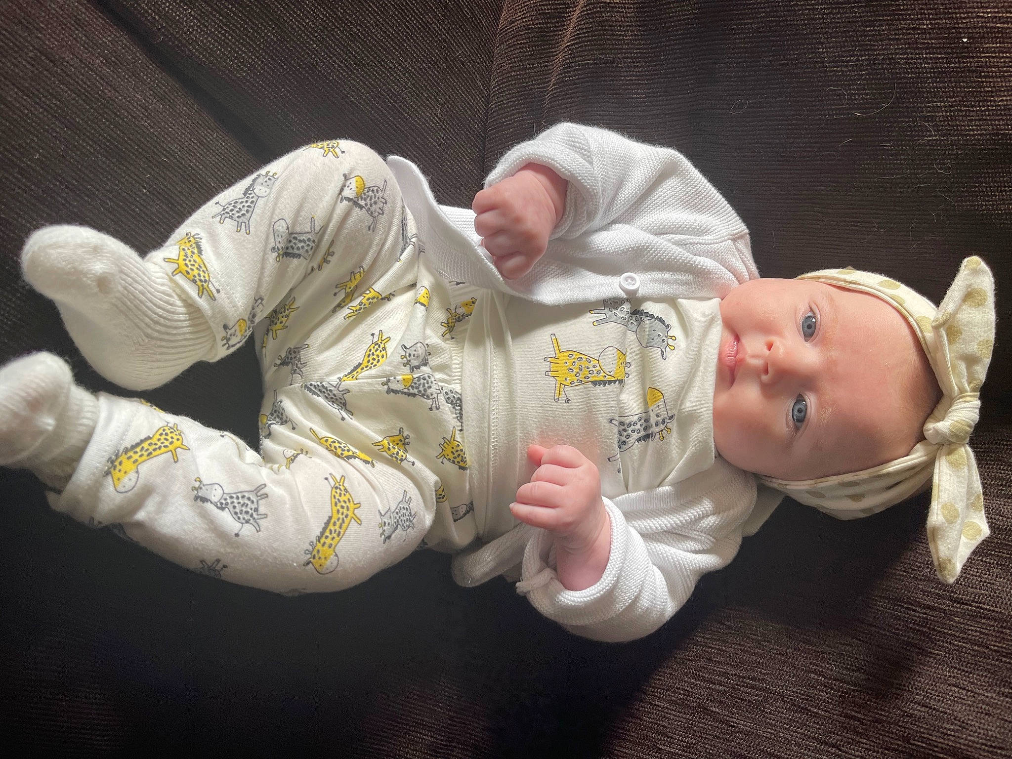 Ambre a rejoint le concours — aidez-le/la à gagner de superbes lots ! baby, baby_products, baby_toddler_clothing, cheek, child, comfort, elbow, finger, foot, gesture, hand, happy, hat, nail, person, portrait_photography, sitting, sleeve, thumb, toddler