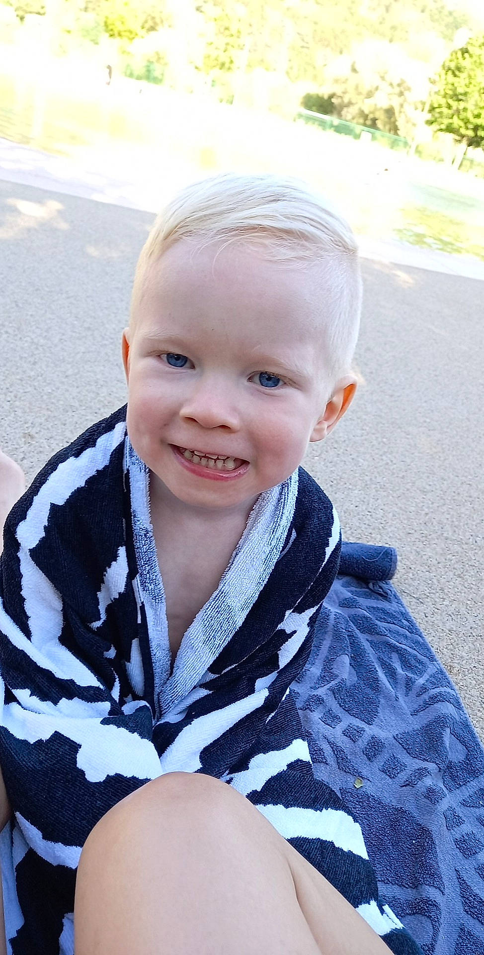 Nassim participe au concours pour gagner de l'argent avec cette photo : baby, baby_toddler_clothing, chin, eye, eyebrow, hand, happy, head, human_body, iris, joy, lip, mouth, neck, outerwear, person, photograph, plant, skin, sleeve