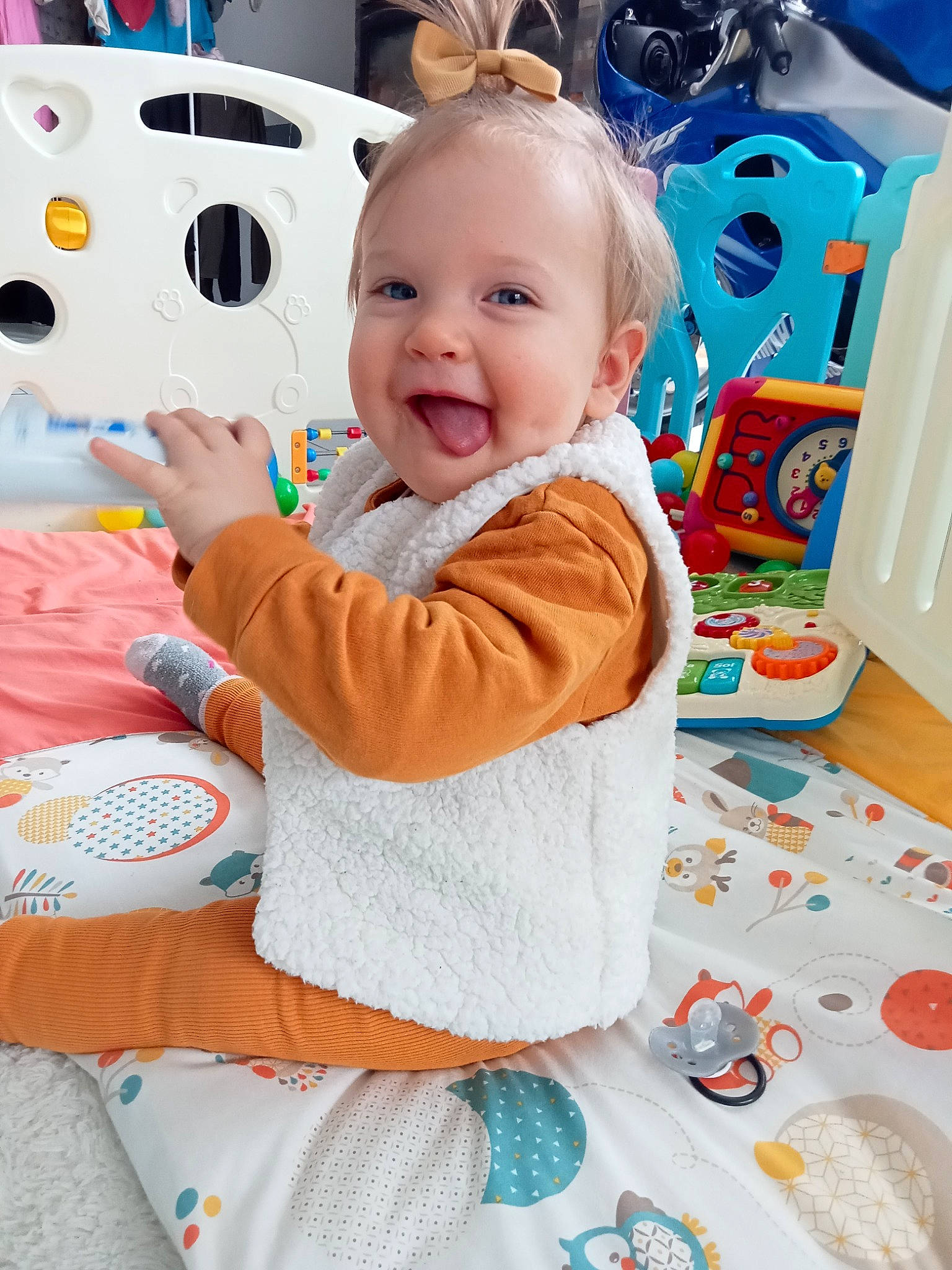 Lanna a rejoint le concours — aidez-le/la à gagner de superbes lots ! baby, baby_products, baby_toddler_clothing, blue, chair, child, event, eye, fun, happy, joy, person, play, product, room, sitting, skin, sleeve, smile, textile