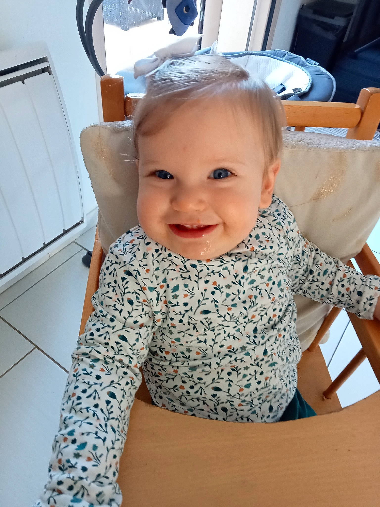 Lanna participe au concours pour gagner de l'argent avec cette photo : baby, baby_toddler_clothing, chair, cheek, child, facial_expression, finger, flooring, happy, head, iris, joy, neck, person, shoulder, skin, sleeve, smile, standing, t_shirt
