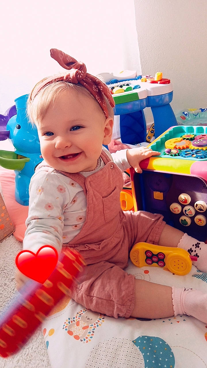 Lanna participe au concours pour gagner de l'argent avec cette photo : baby, baby_playing_with_toys, baby_products, baby_toddler_clothing, baby_toys, blue, child, event, fun, happy, head, joy, leisure, person, play, room, sitting, skin, smile, toddler