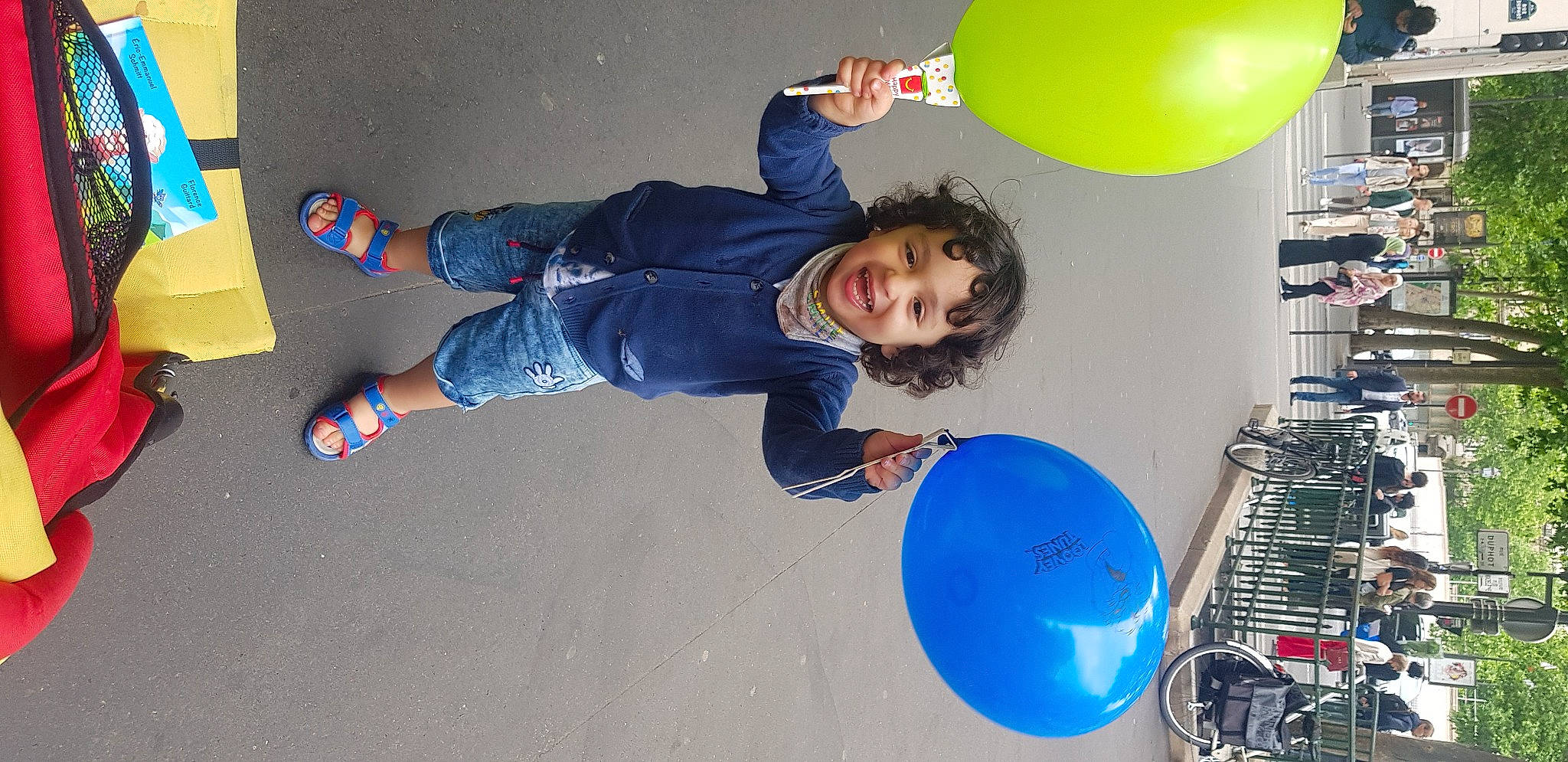 Aylan participe au concours pour gagner de l'argent avec cette photo : balloon, blue, cool, electric_blue, fun, happy, leg, leisure, light, party_supply, person, photograph, smile, snapshot, space, standing, t_shirt, toddler, walking_shoe, white