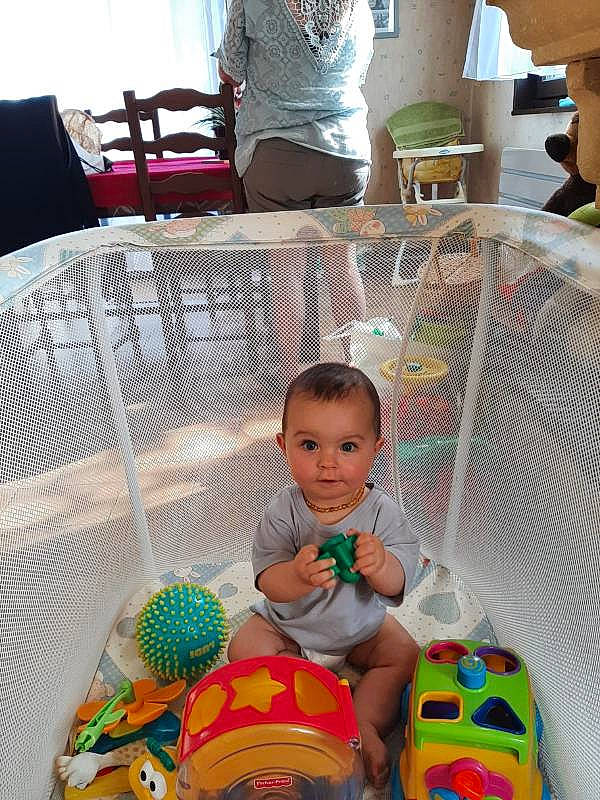 Damien a rejoint le concours — aidez-le/la à gagner de superbes lots ! animal_shelter, baby, baby_products, baby_toys, ball, black, cage, child, comfort, flooring, fun, leisure, person, photograph, play, product, recreation, room, toddler, toy