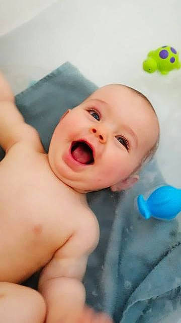 Damien a rejoint le concours — aidez-le/la à gagner de superbes lots ! baby, baby_laughing, cheek, chin, eyebrow, facial_expression, finger, fun, gesture, happy, iris, lip, mouth, neck, nose, person, pink, skin, smile, thumb