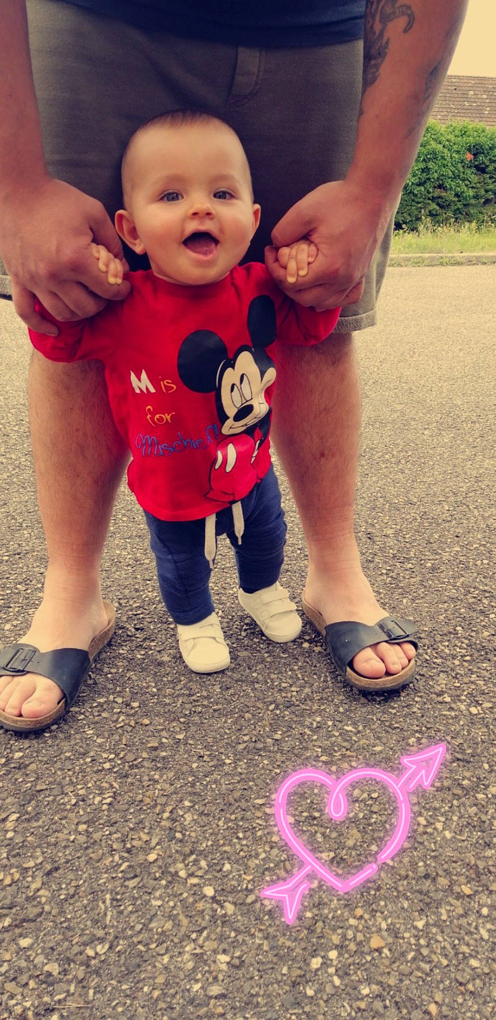 Damien participe au concours pour gagner de l'argent avec cette photo : baby_toddler_clothing, face, facial_expression, finger, footwear, gesture, hand, happy, head, interaction, leg, organ, people_in_nature, person, photograph, pink, shoe, shorts, sleeve, toddler