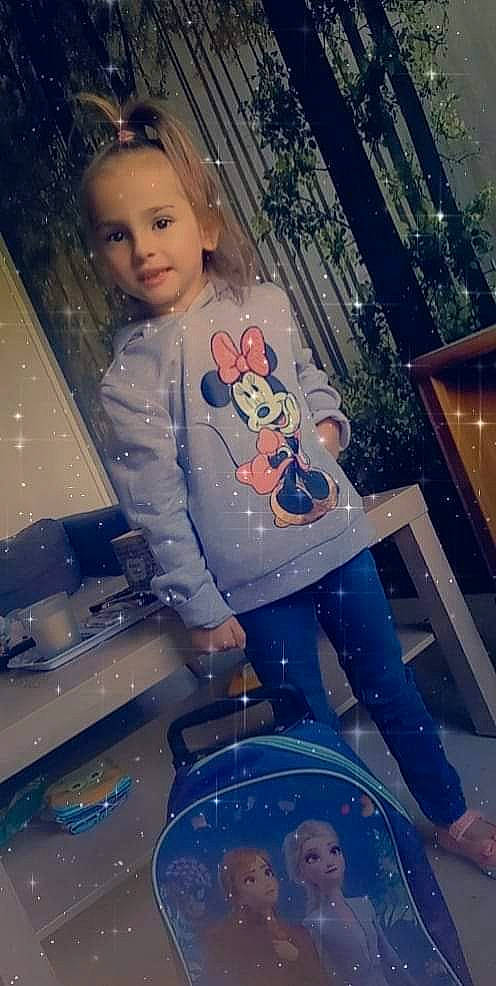 Naomie a rejoint le concours — aidez-le/la à gagner de superbes lots ! cool, doll, electric_blue, event, fun, happy, human_leg, joy, pattern, person, pink, sitting, sleeve, thigh, toy, tree, winter