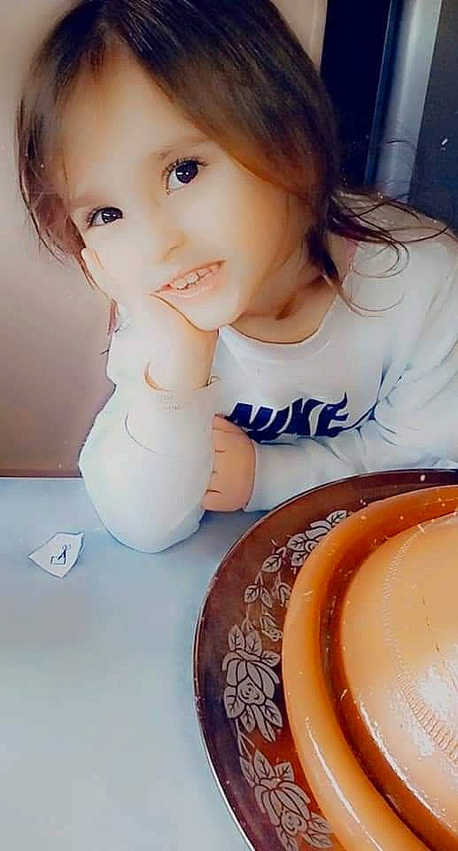 Naomie participe au concours pour gagner de l'argent avec cette photo : beauty, cheek, chin, cup, dishware, drinkware, eye, eyebrow, eyelash, facial_expression, hair, hairstyle, happy, ingredient, long_hair, person, plate, serveware, table, tableware