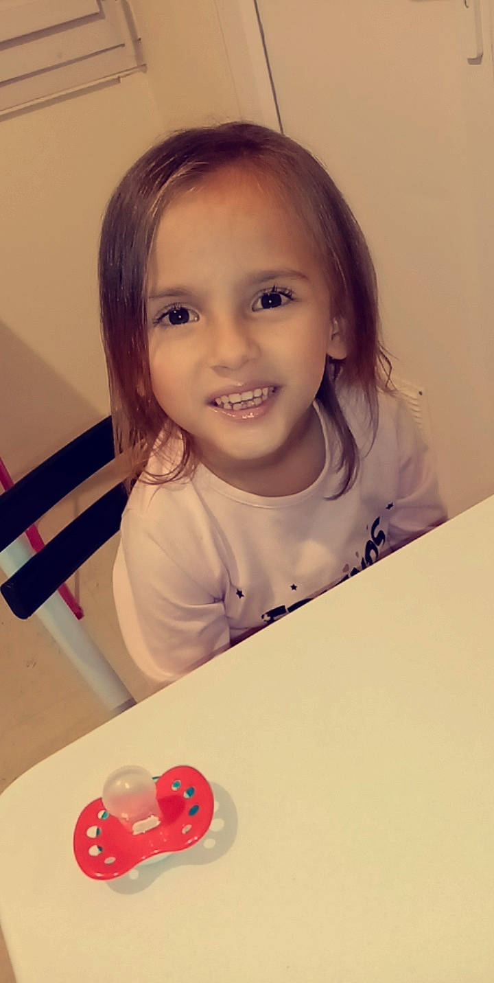 Naomie participe au concours pour gagner de l'argent avec cette photo : beauty, carmine, cheek, child, eyelash, fun, happy, iris, joy, laugh, nose, person, play, room, shirt, sitting, sleeve, smile, t_shirt, table