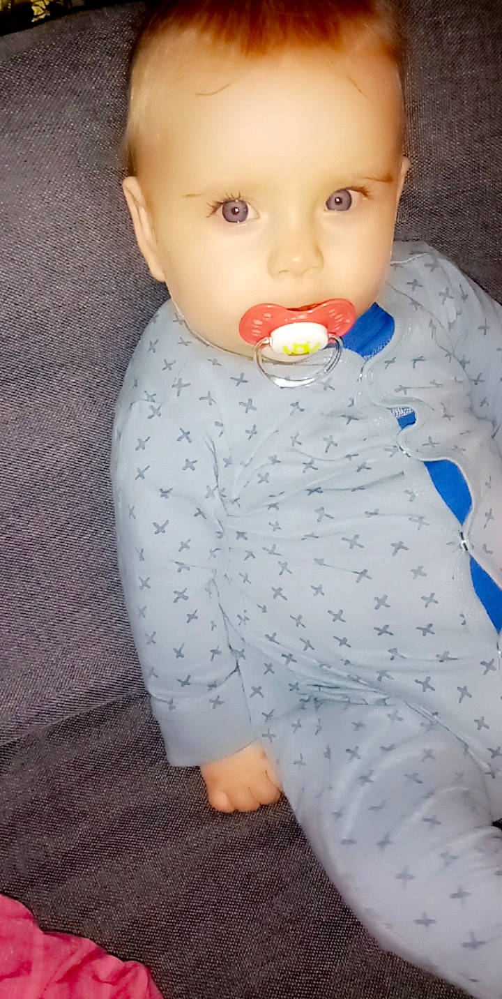 Mylan participe au concours pour gagner de l'argent avec cette photo : baby, baby_products, baby_toddler_clothing, baby_toys, cheek, chest, child, comfort, electric_blue, eyelash, facial_expression, iris, lip, nose, pattern, person, sitting, skin, sleeve, toddler