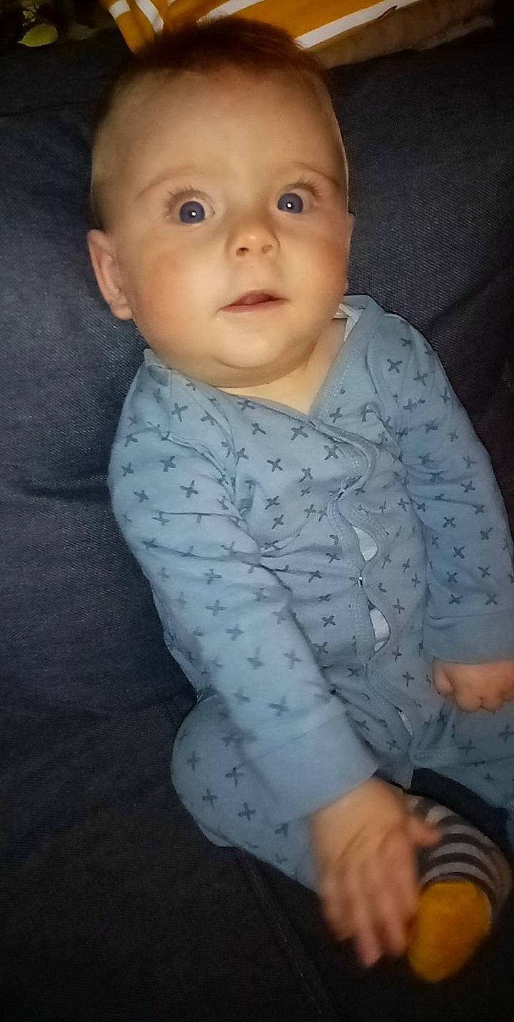 Mylan participe au concours pour gagner de l'argent avec cette photo : arm, baby, baby_toddler_clothing, cheek, chest, child, comfort, elbow, eye, eyebrow, hand, iris, lip, nose, person, sitting, skin, sleeve, smile, thumb