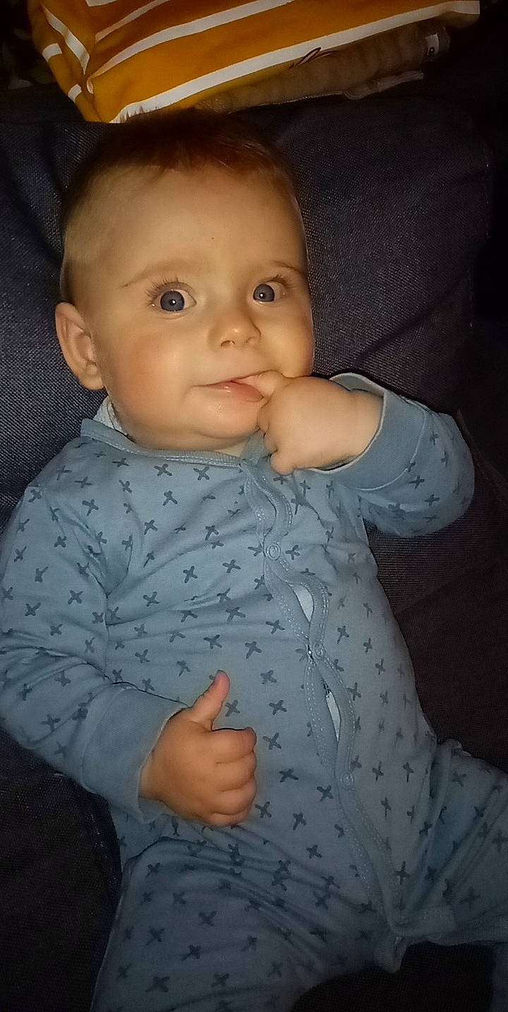 Mylan participe au concours pour gagner de l'argent avec cette photo : arm, baby, baby_toddler_clothing, cheek, eyebrow, finger, flash_photography, gesture, hand, human_body, iris, lip, mouth, neck, nose, person, skin, sleeve, smile, thumb