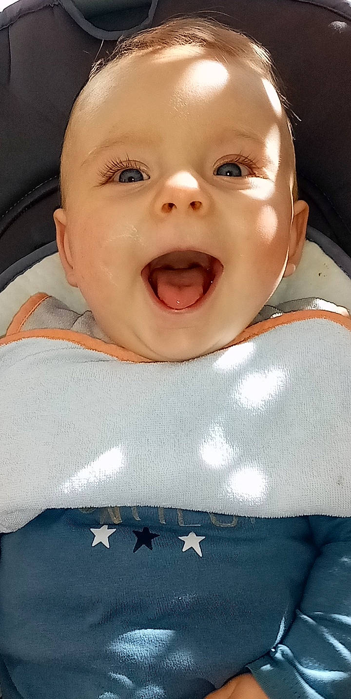 Mylan participe au concours pour gagner de l'argent avec cette photo : baby, baby_toddler_clothing, cheek, chin, eyelash, facial_expression, happy, jaw, lip, mammal, mouth, neck, nose, person, skin, sleeve, smile, toddler, tongue, tooth