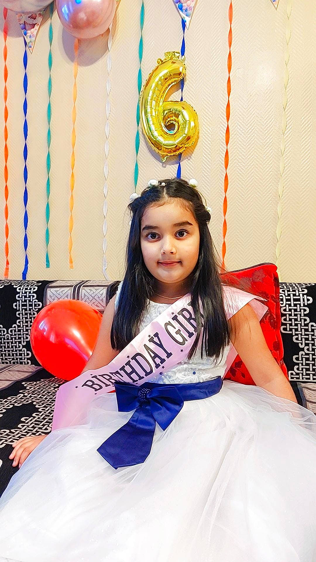 Yuvika a rejoint le concours — aidez-le/la à gagner de superbes lots ! balloon, brown_hair, child, dress, electric_blue, event, facial_expression, fashion, fashion_design, flash_photography, formal_wear, fun, happy, human_leg, joy, leisure, long_hair, magenta, party_supply, person