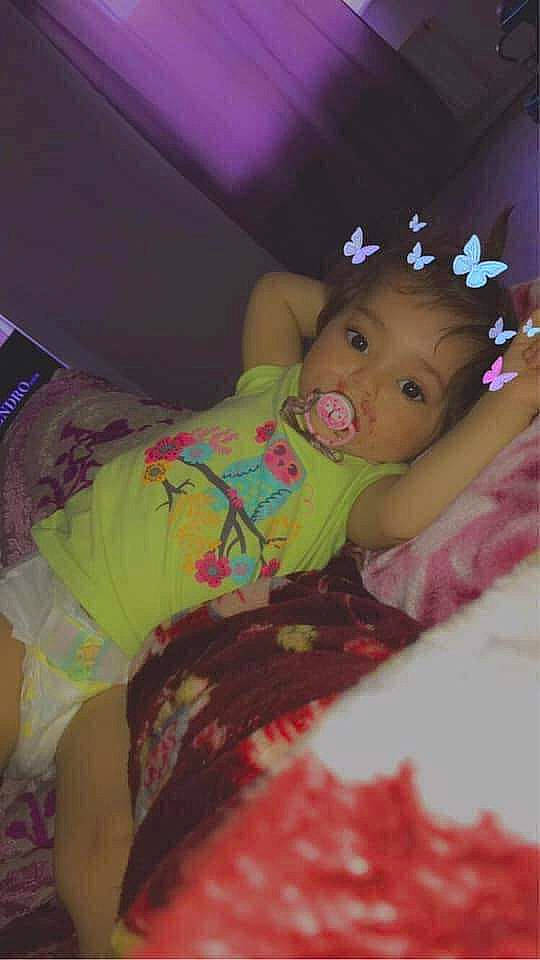 Sonia participe au concours pour gagner de l'argent avec cette photo : baby, baby_toddler_clothing, cheek, child, comfort, couch, eye, face, finger, fun, hairstyle, head, human_body, iris, magenta, mammal, person, pink, purple, skin