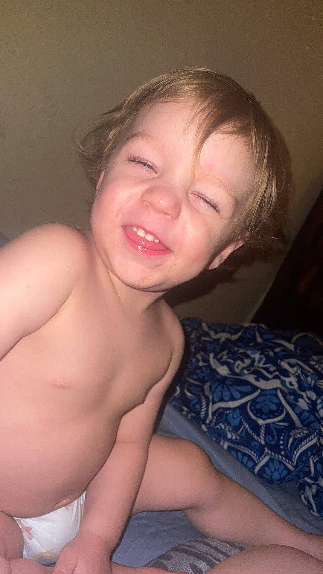 Everett is registered to the contest to win money with this photo: arm, cheek, eye, eyebrow, face, flash_photography, hair, hand, head, human_body, jaw, joint, lip, mouth, neck, nose, person, shoulder, skin, smile