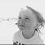 Mao a rejoint le concours — aidez-le/la à gagner de superbes lots ! beach, black_and_white, casual, child, closeup, curious, daylight, expression, face, hair, innocence, monochrome, nature, outdoor, portrait, sky, smile, tshirt, wind, young_child
