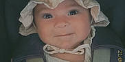 Mébelle participe au concours pour gagner de l'argent avec cette photo : baby, bonnet, car_seat, child, child_safety, closeup, cute, eyes, face, hands, headwear, indoors, infant, infant_clothing, person, portrait, safety_harness, seatbelt, smile, white_clothing