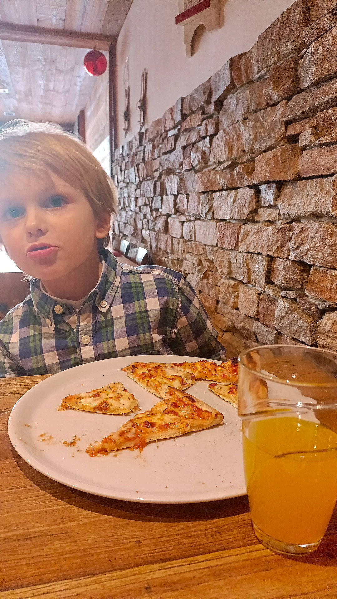 Diego participe au concours pour gagner de l'argent avec cette photo : agua_de_valencia, cocktail, cuisine, daiquiri, food, fuzzy_navel, harvey_wallbanger, ingredient, juice, kamikaze, mimosa, orange_drink, orange_juice, orange_soft_drink, passion_fruit_juice, person, plate, squash, table, tableware